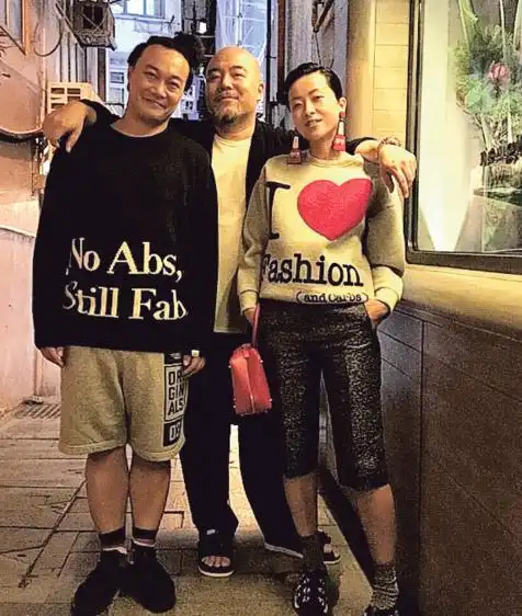 陈奕迅与老婆徐濠萦做模特儿,穿上老友黄伟文(中)设计的最新潮t恤