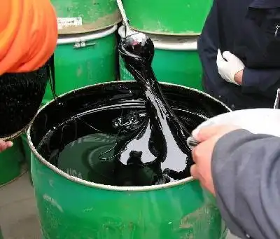 煤焦油沥青室温下为黑色脆性块状物, 有光泽;臭味, 熔融时易燃烧, 并