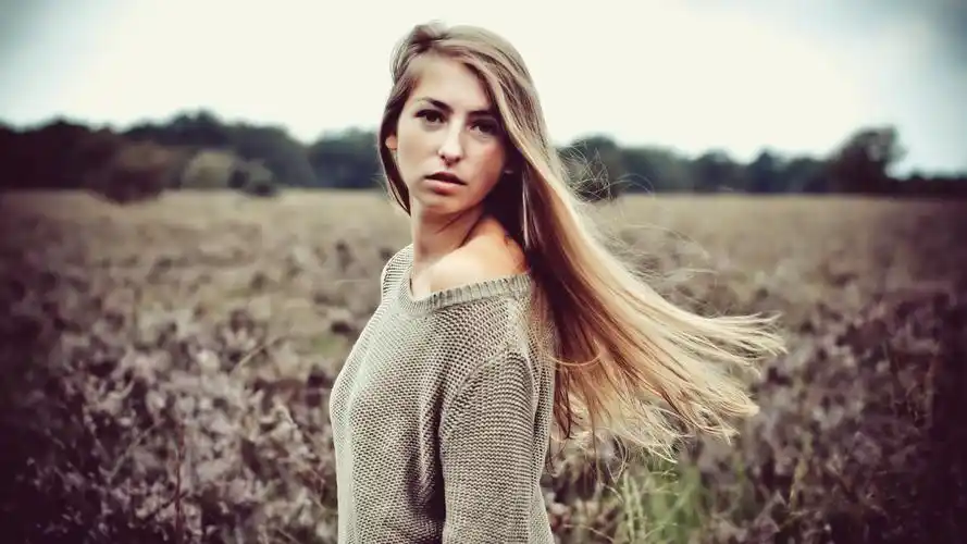 自然的白肤金发的女孩 壁纸