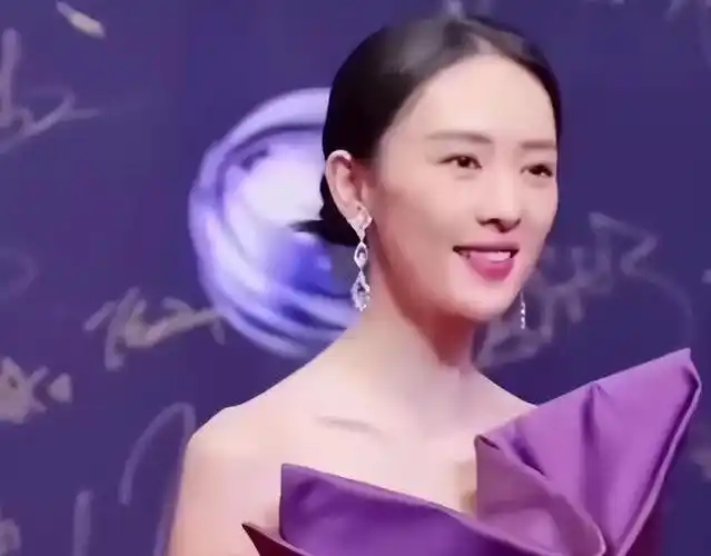 一直都说章子怡和童瑶长得像,今天算是站一起了,你们说了算