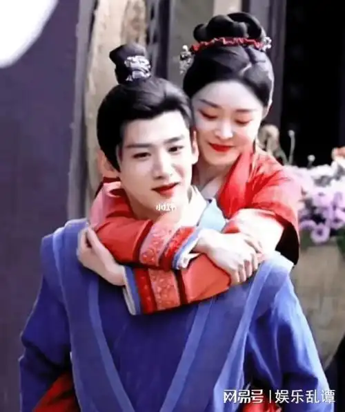 刘昊然与周冬雨恋爱后画风奇特,穿搭毫无形象包袱竟是"恋爱脑"|吴磊