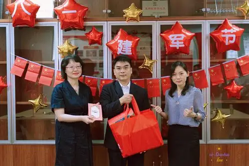 最后支行班子为退役军人及军属送上节日慰问礼品,向最可爱的人致敬.