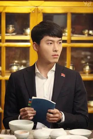 爱的迫降玄彬高清剧照大曝光颜值天才跨越边界线与心上人重逢组图