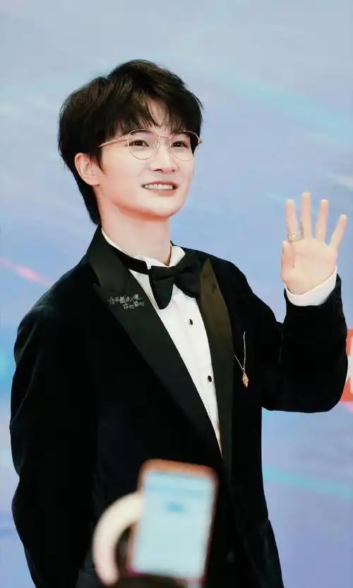 金丝眼镜的造型戴出了好强的少年感,又可爱又帅气的深深#周深把金丝