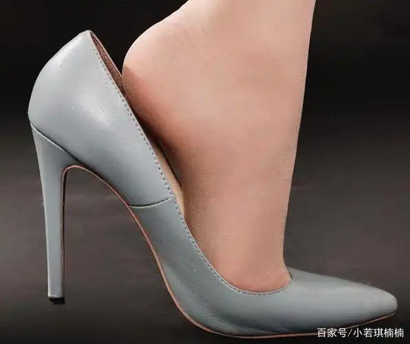 高跟鞋的尖头在视觉上能将腿部线条进一步的拉长,优雅复古的尖头设计