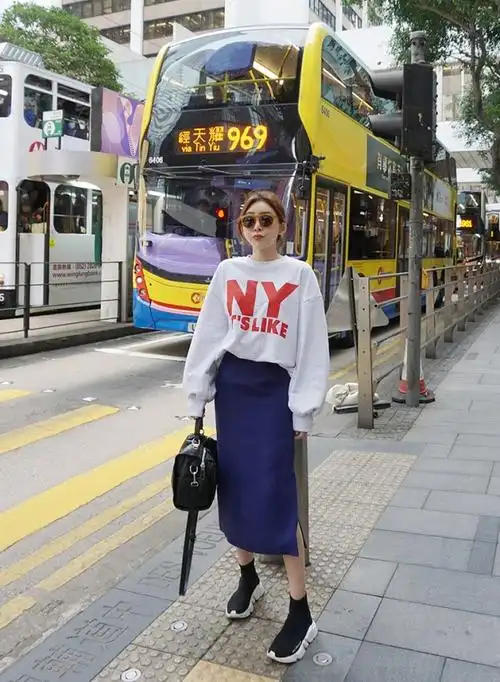 粉色搭配蓝色的牛仔长裙,还非常显年轻呢,极具少女范儿.