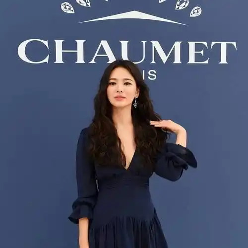 宋慧乔离婚后烫了羊毛卷,穿深v领连衣裙亮相,42岁美出新高度