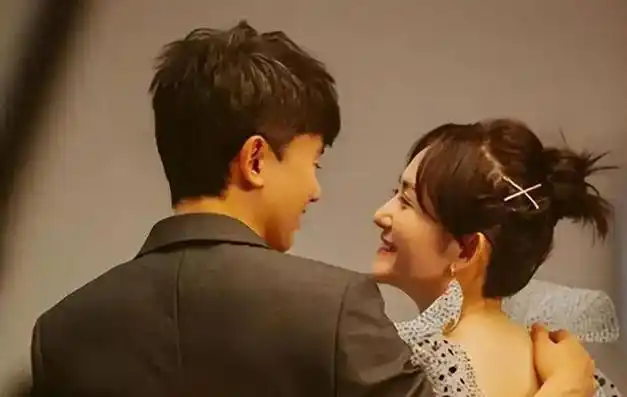 张杰晒和谢娜合照胶片为其庆祝43岁生日,结婚13年依然如初恋