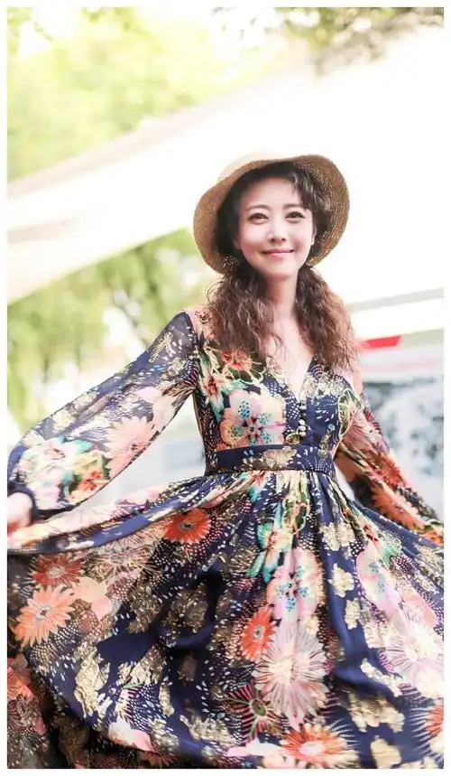 53岁周海媚扎双马尾毫无违和感,笑容甜美似青春少女