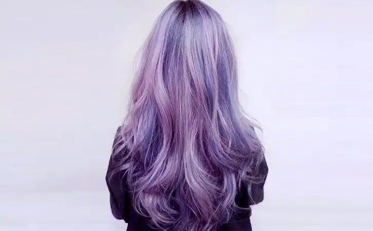 可以考虑浅灰色的挑染,裙38染,或是挑染在内层的头发4