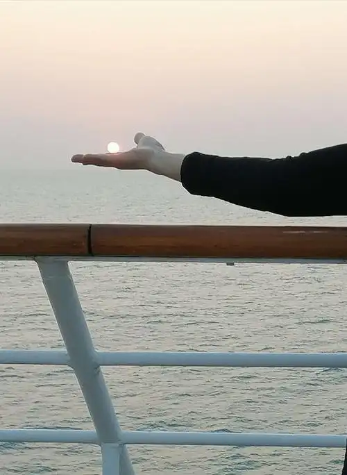 手托太阳,向往美好的明天.