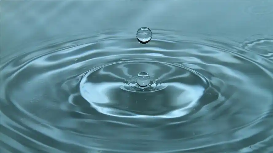 飞溅的水滴唯美高清桌面壁纸