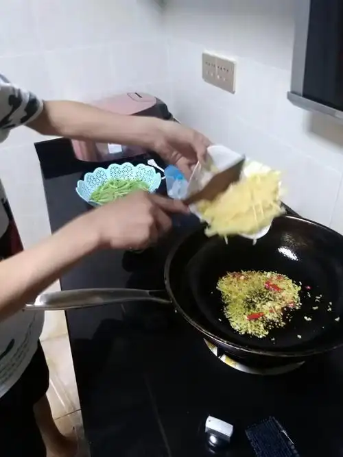 知行育才——暑期劳动实践〕尝试炒菜八(9)班应狄伸