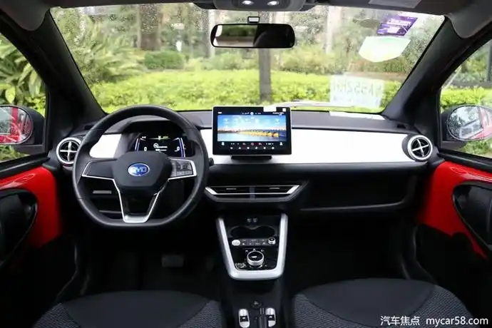 比亚迪e1车厢内部相当简洁,上下分层的内饰设计还拥有双色配色,通过