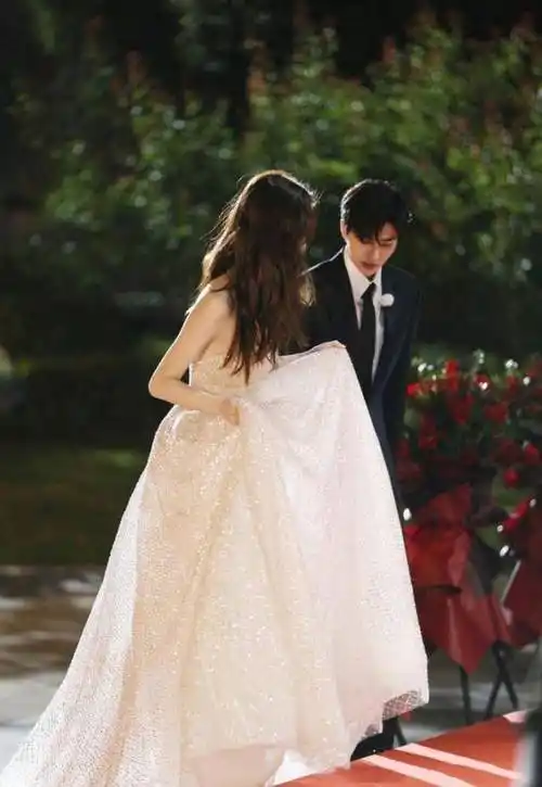 baby与小10岁蔡徐坤共舞,被单膝跪地吓得不知所措,a4腰很抢镜_杨颖