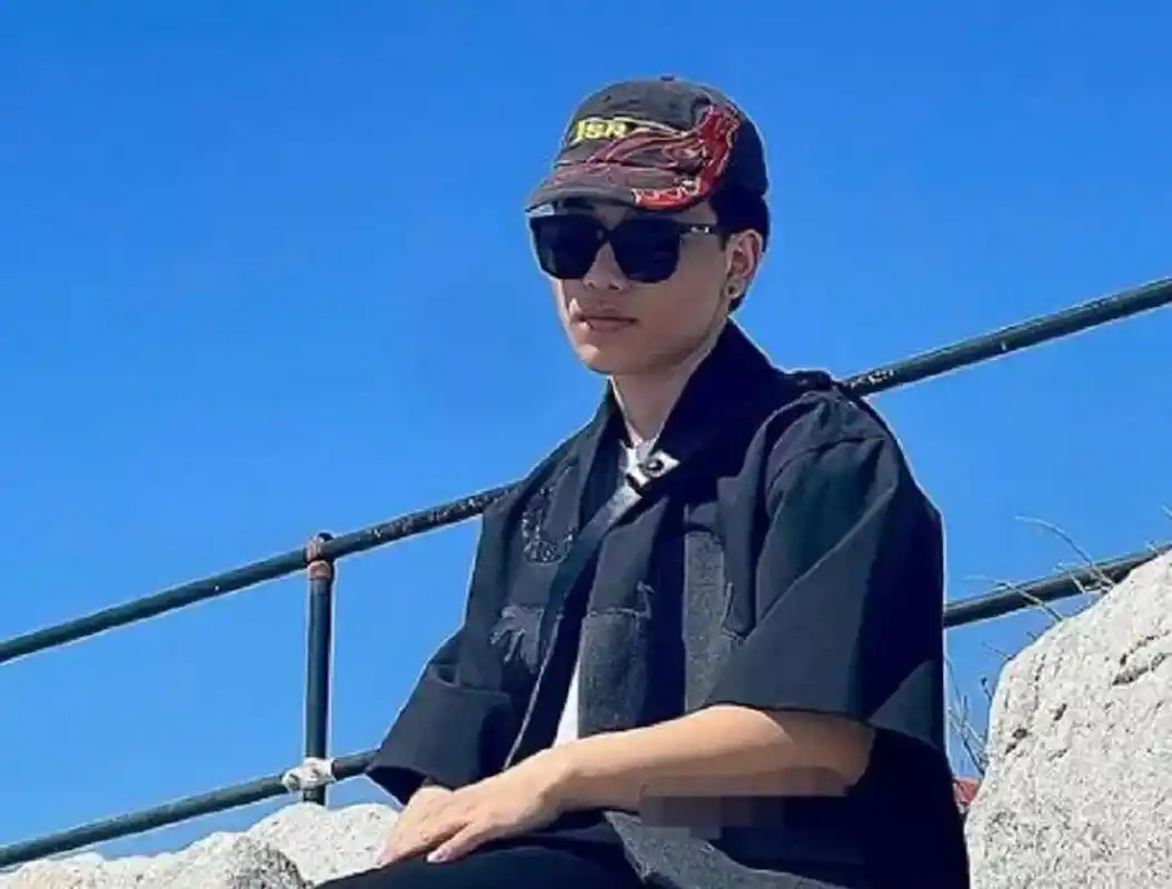 gif创作人# 陈坤20岁儿子陈尊佑晒照庆祝父亲节,儿子和保姆太像引