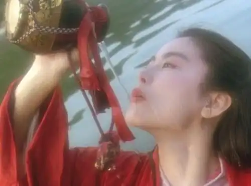 《王牌》众人劝肖战喝酒,豪放姿势太抢眼,被称男版林青霞