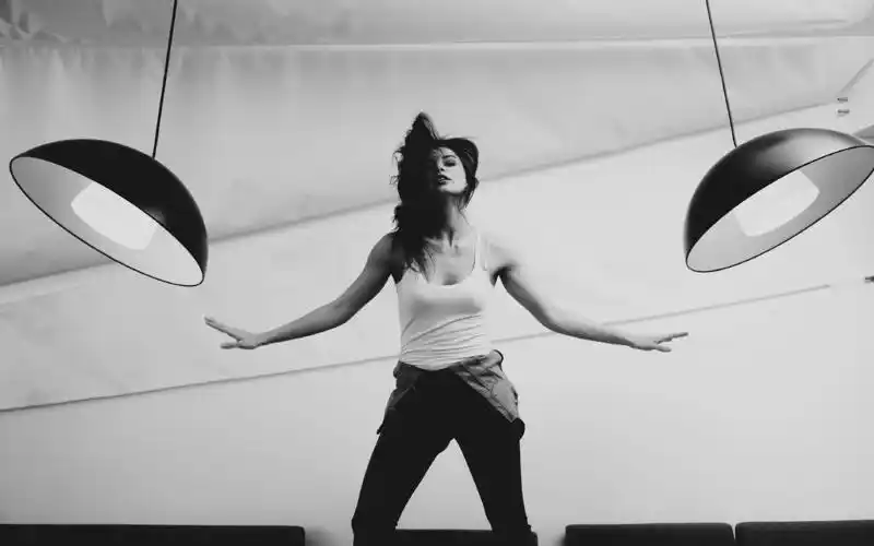 性感欧美美女黑白风格桌面壁纸