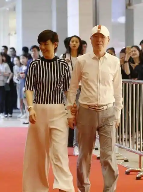 徐帆和老公冯小刚出街穿得真温柔,条纹衫配白宽腿裤,气质好高级_白色