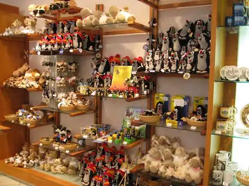 (精品店里满坑满谷的鼹鼠纪念品)