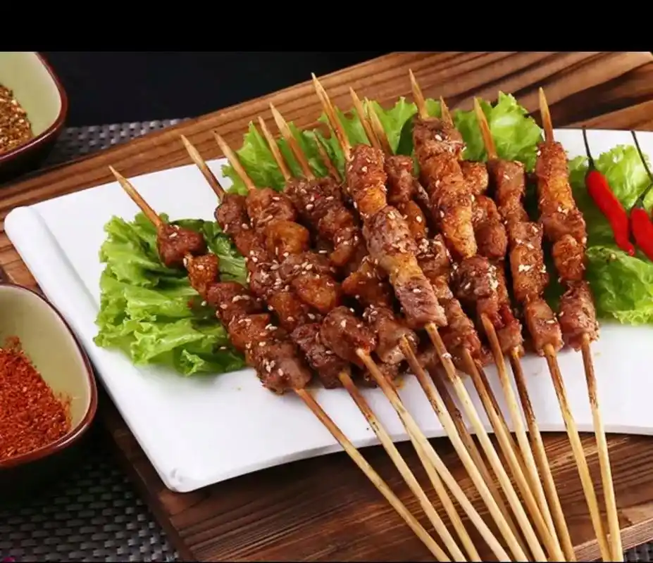 羊肉串10串10块钱,小龙虾38元特色烤羊排 - 抖音