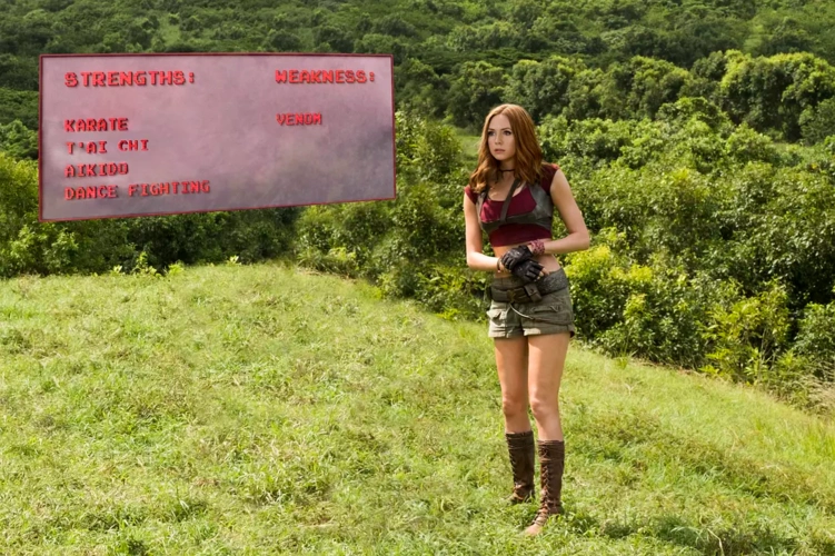 凯伦·吉兰因出演《神秘博士》中马特·史密斯的"伴游"amy pond而走红