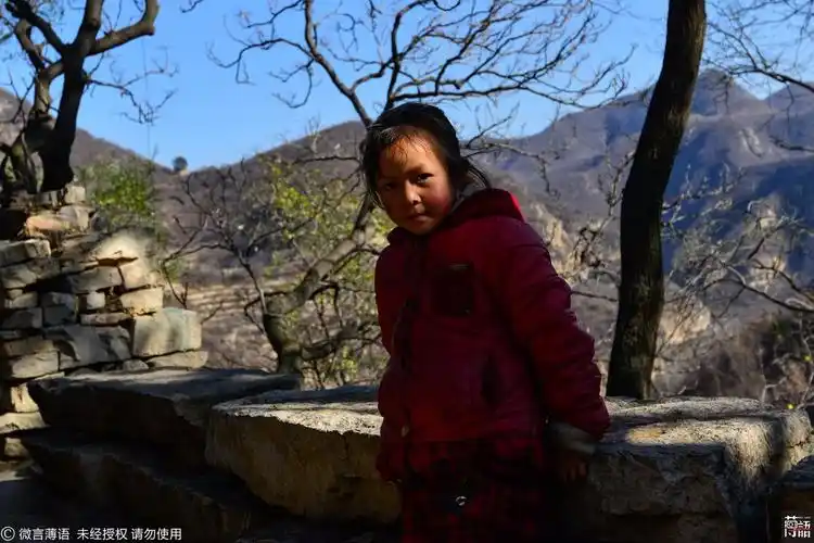 石宝芳今年7岁,家住山西省平顺县虹梯关乡山顶的一个小山村,别人家7岁