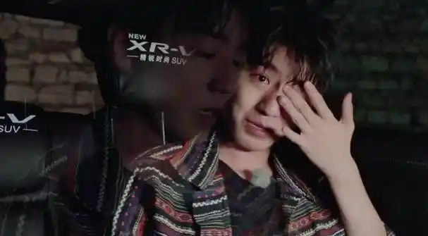 原创原创19岁王俊凯躲在车里哭到抽泣黄晓明也心酸落泪原因有点无奈