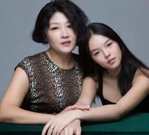 哈文发文庆女儿20岁生日,两人定居国外互陪伴,法图麦颜值在线_母女_送