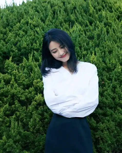 高圆圆骑自行车生图,穿竖条纹上衣配白色短裤简单接地气,也能成为焦点