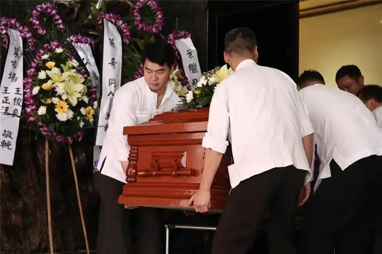 香港"贼王"叶继欢出殡 约120名亲友出席