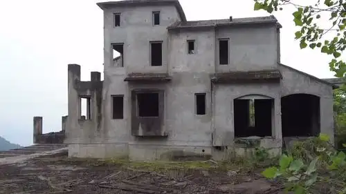 重庆南山的烂尾楼别墅群,废弃多年杂草丛生,观景视野非常好!