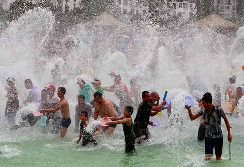 泼水狂欢
