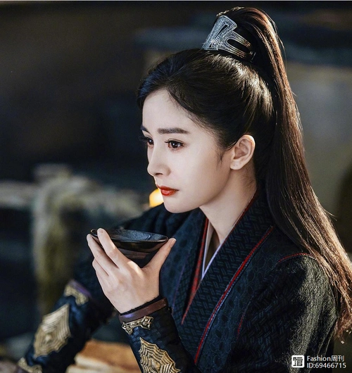 杨幂换上古装造型一身黑衣扎起高马尾酷帅的侠女风范