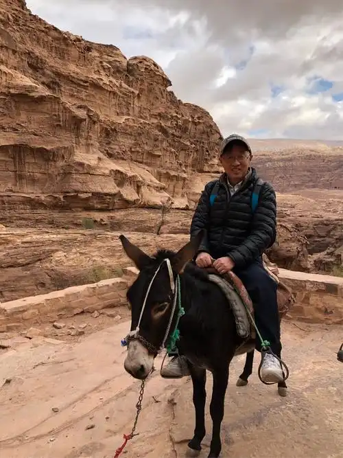 骑驴图.照片上样子还可以,其实汗都骑出来了.