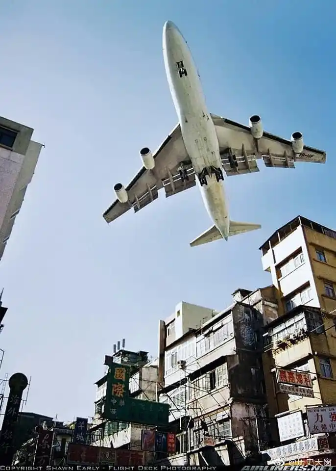 "香港启德机场"由于其特殊地理位置的原因|启德机场|地理|起降_新浪新