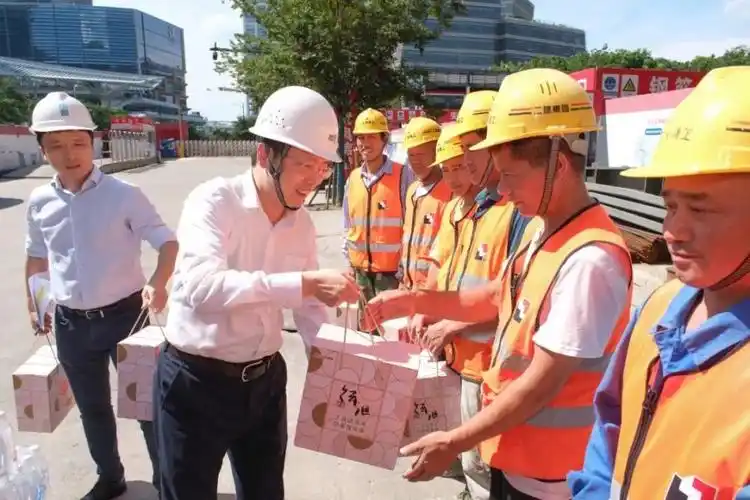 确保城市安全有序,确保群众安心度夏,区领导慰问奋战高温的一线工作者