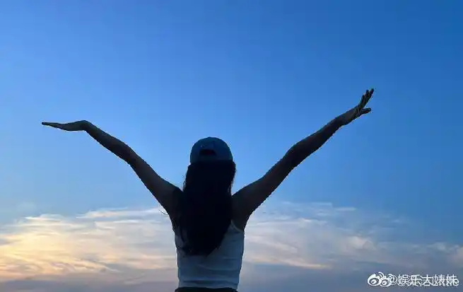 梁洁说早安啾咪##梁洁晒早安背影照