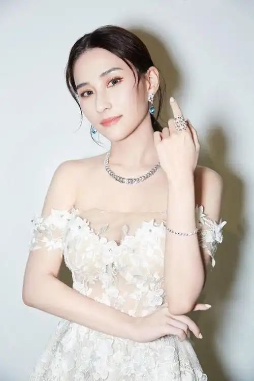 "百亿千金"何超琼真低调 穿黑色抹胸秀"直角肩" 微笑好甜