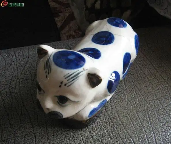 晚清民国褐彩青花瓷猫枕