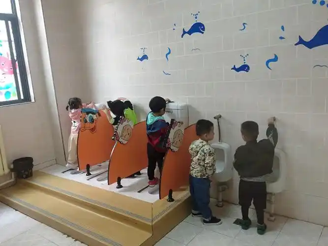 绿泡泡幼儿园小二班安全教育活动——"上厕所的安全"
