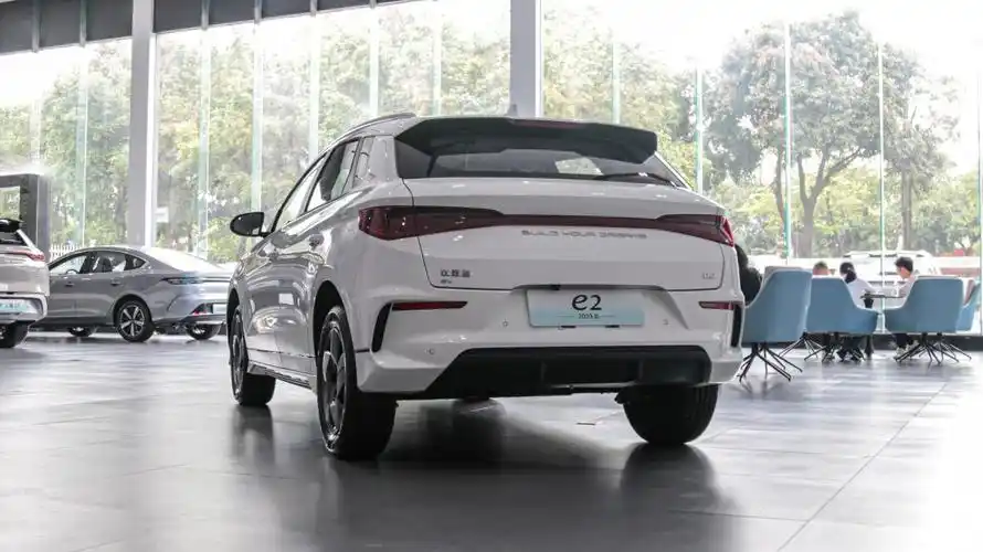 实拍新款比亚迪e2:10万级纯电小车,续航405km,配智能车机