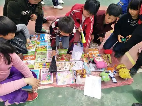 "快乐跳蚤 活力无限"华竹学校跳蚤市场活动纪实