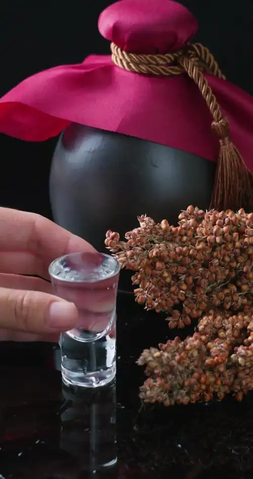 白酒倒酒粮食酒正版高清视频素材