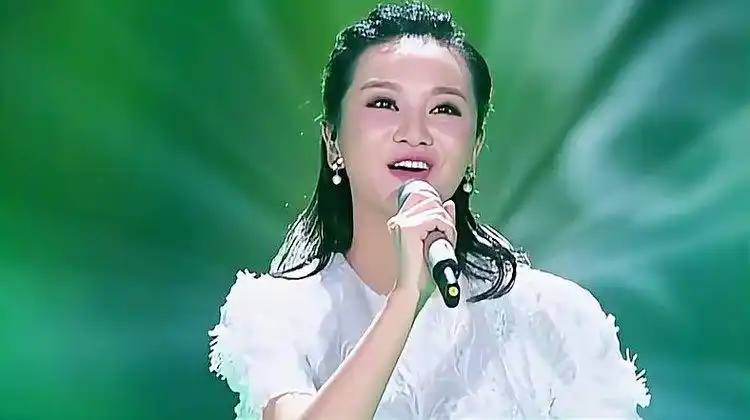 陈燕妮献唱《牧羊曲》,一开口就惊艳了,真是人美歌甜