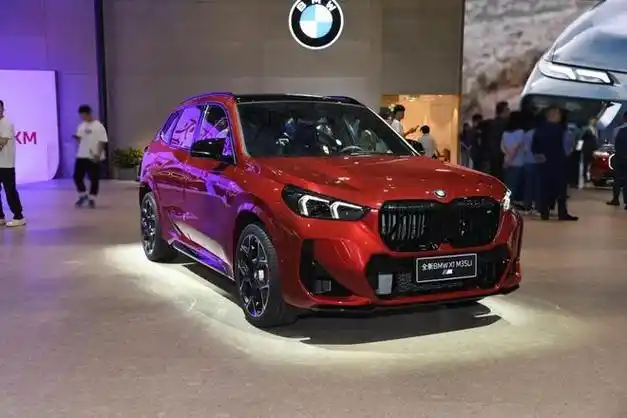 在外观方面,华晨宝马x1 m35li的展车为i5 m60上同款的火焰红,沿用海外