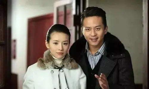 董洁和谁合影都是面无表情,唯独遇到图五,真情流露幸福微笑!_邓超