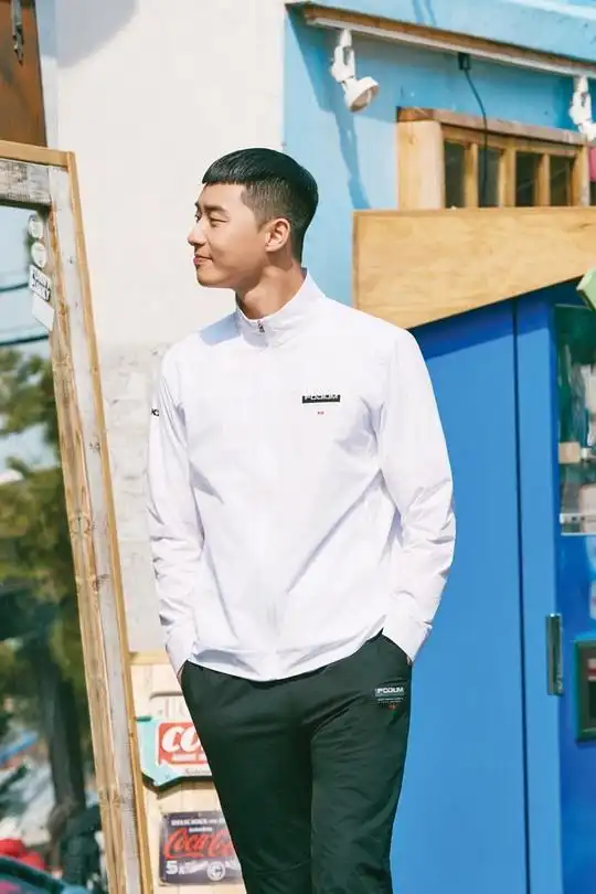 朴叙俊最新画报公开栗子头运动装造型清爽阳光组图