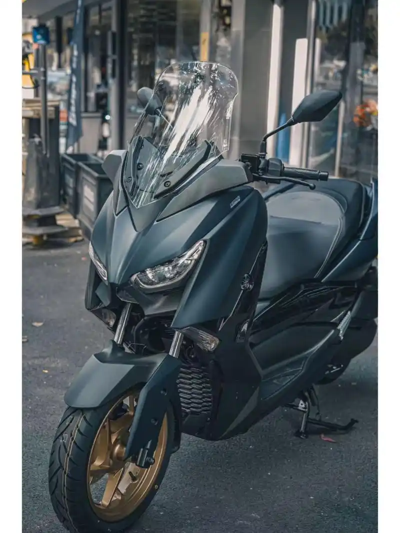 雅马哈 yamaha xmax300 墨松绿 雅马哈中排量踏板 和本田佛沙一样供不