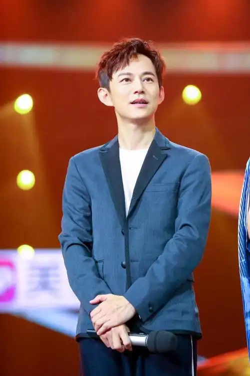 昨晚何炅收到一组图,看后被自己帅倒了!各种造型,简直是酷毙了!